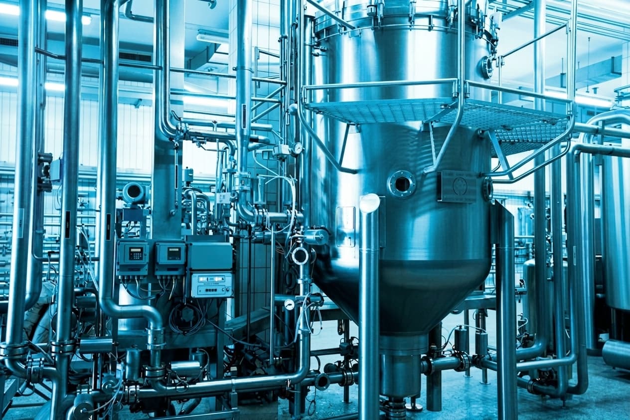 Planta industrial alimentaria con equipos de higienización.